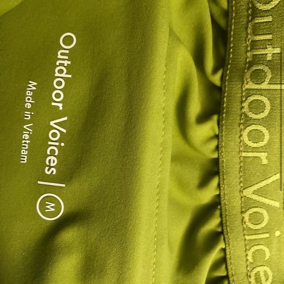 Mossy green outdoor voices stride shorts. Size M - Picture 3 of 5